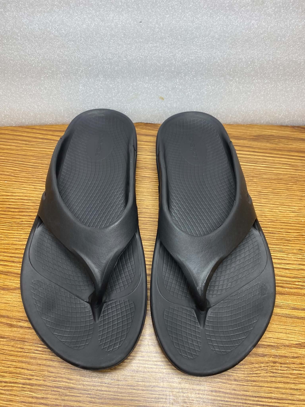 Oofos Mens Thong Flip Flops Sandals Black Size 9M Light Weight Comfort Slip On